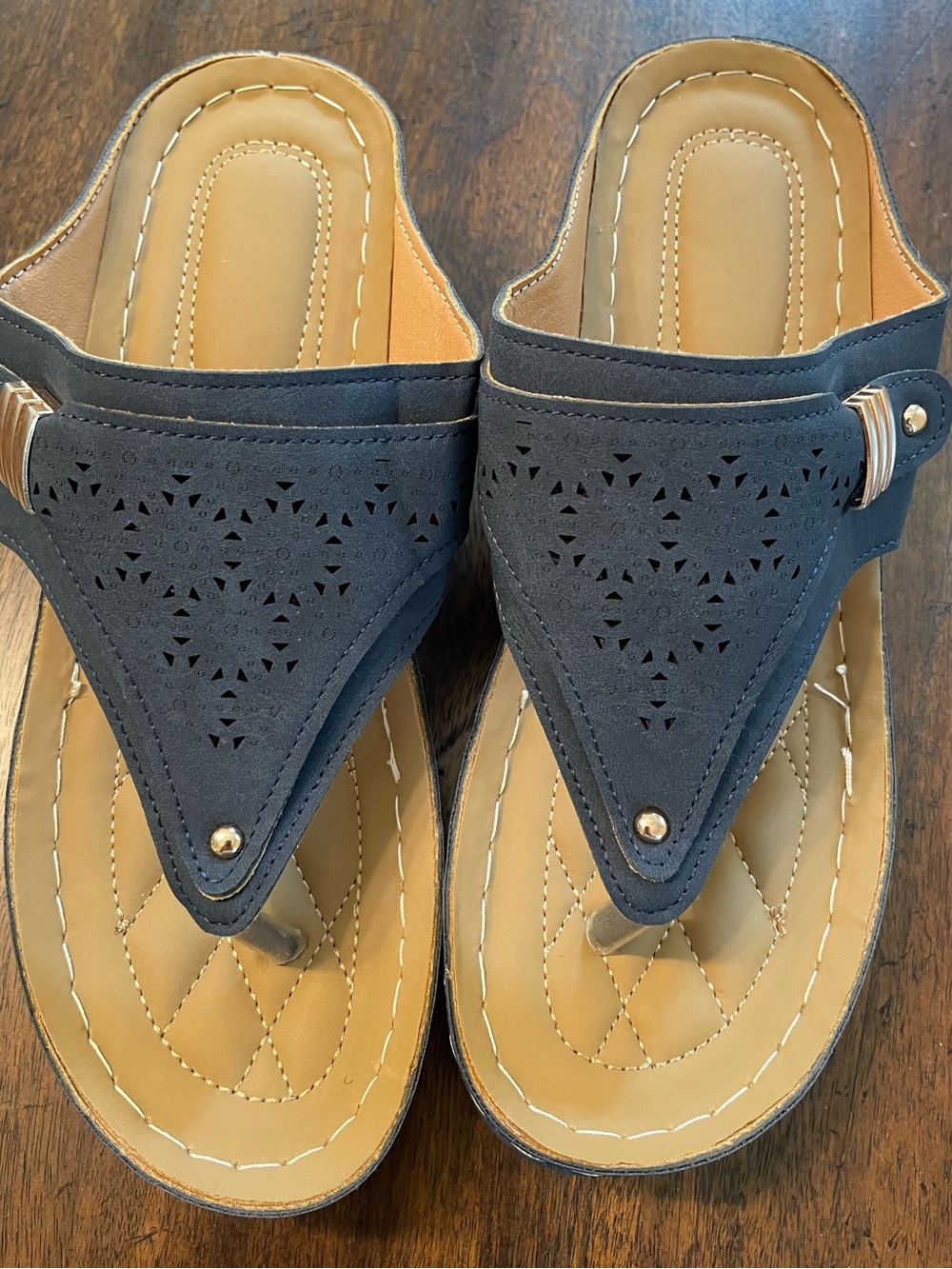 Women’s Arch Support  Navy Thong Sandals . Never worn. Faux leather